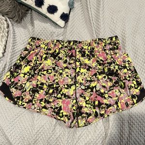 LULULEMON HOTTY HOTS // 4IN HIGH RISE // SUPER FUN PATTERN // SIZE 18